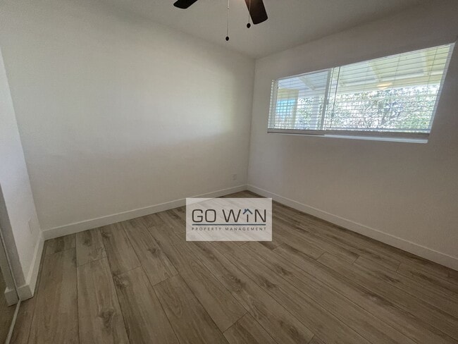 Building Photo - 4 Bed/ 2 Bath - House With Backyard!