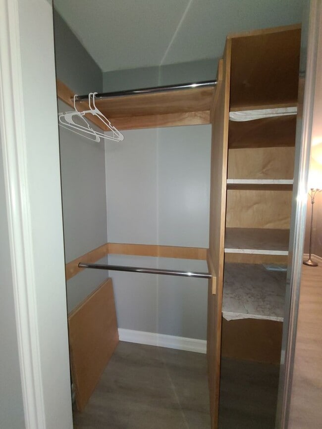 Building Photo - 1 bed 1 bath in UTC with great amenities Pool, hot tub, gym, underground parking.