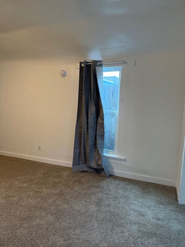 Building Photo - One Bedroom House Near Empower Field - Move In Ready!