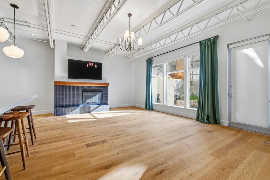 Building Photo - 1250 N Harper Ave