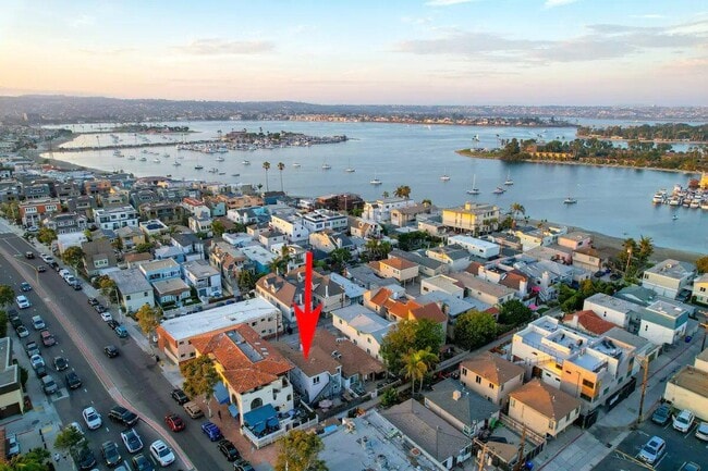 Building Photo - 812 Island Ct