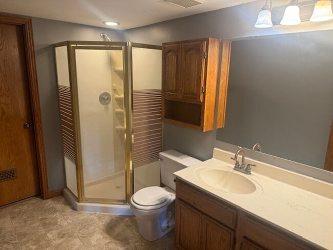 Building Photo - Beautifully Updated 3 Bed, 2 Bath, 2 Car Garage End Unit Townhome with Vaulted Ceilings