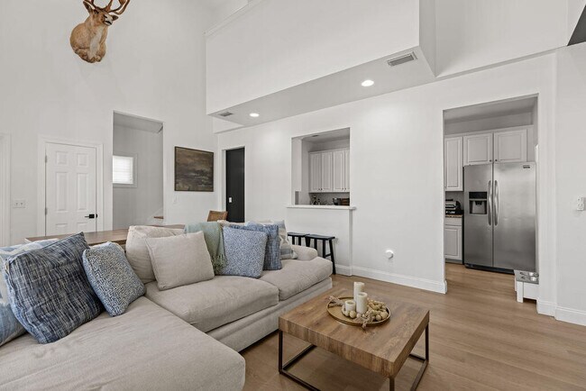 Building Photo - 97 Mantero Way
