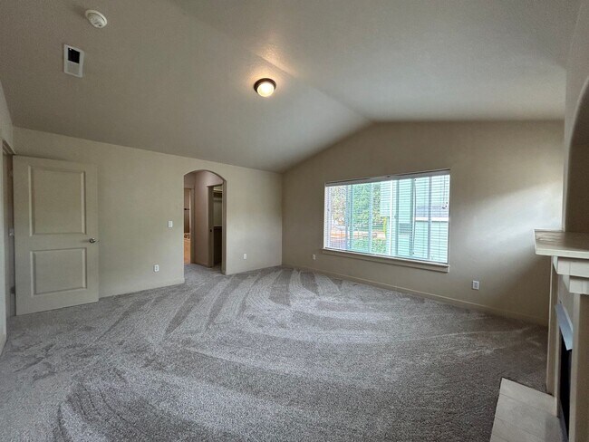Building Photo - Spacious 4 Bed, 2.5 Bath Home!