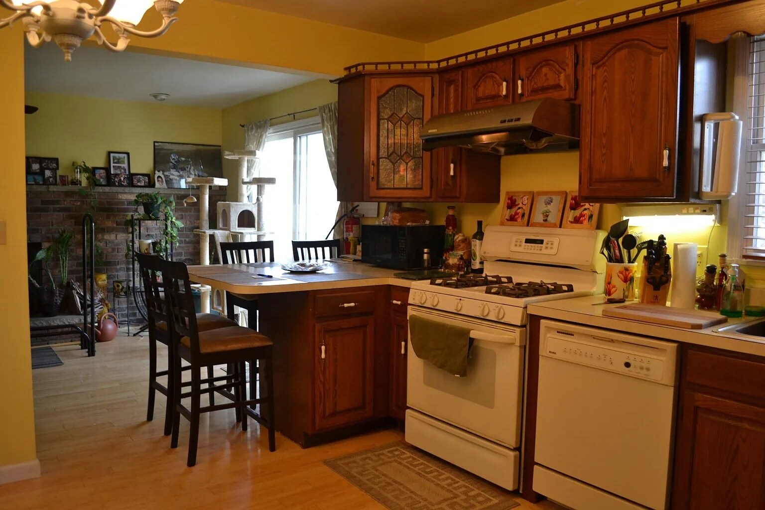 Kitchen - 216 Christopher Ave