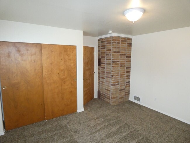 Building Photo - **Spacious Duplex** Lower Level