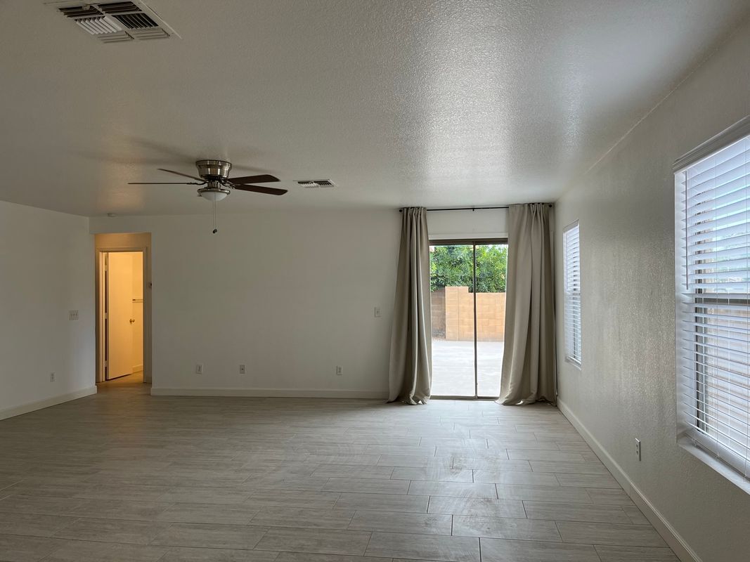 Building Photo - 2403 E Palm Beach Dr