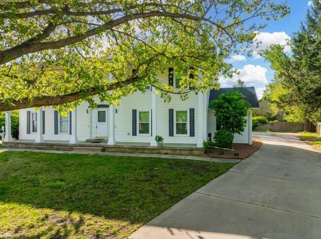 Building Photo - 222 Live Oak Ln