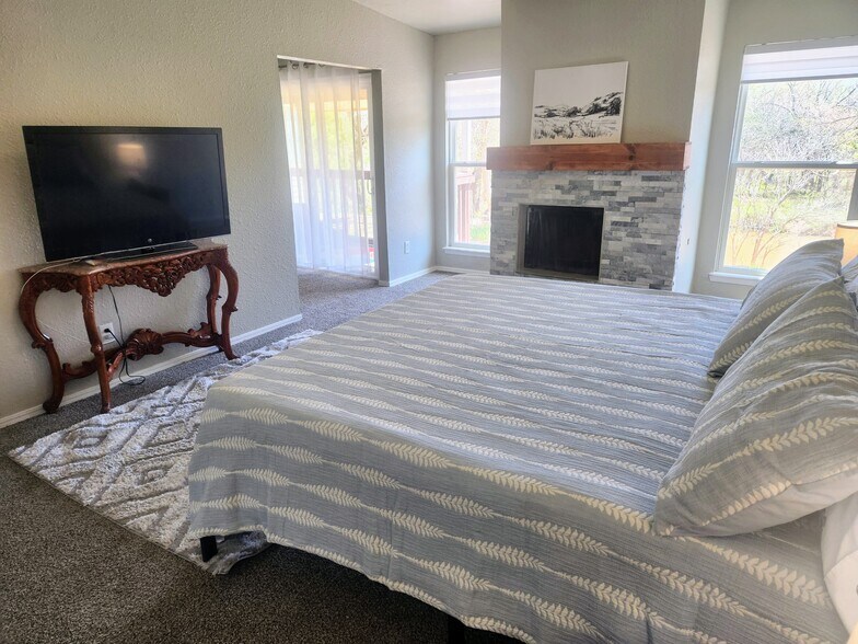 Upstairs Master Bedroom - 4716 Hemlock Cir