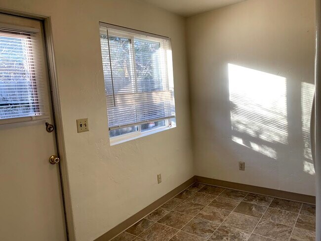 Building Photo - 801 Ashland St