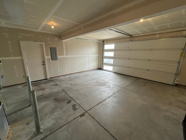 Building Photo - Newer 3 Bed/2 Bath Construction on Bend's Eastside - Cessna Drive