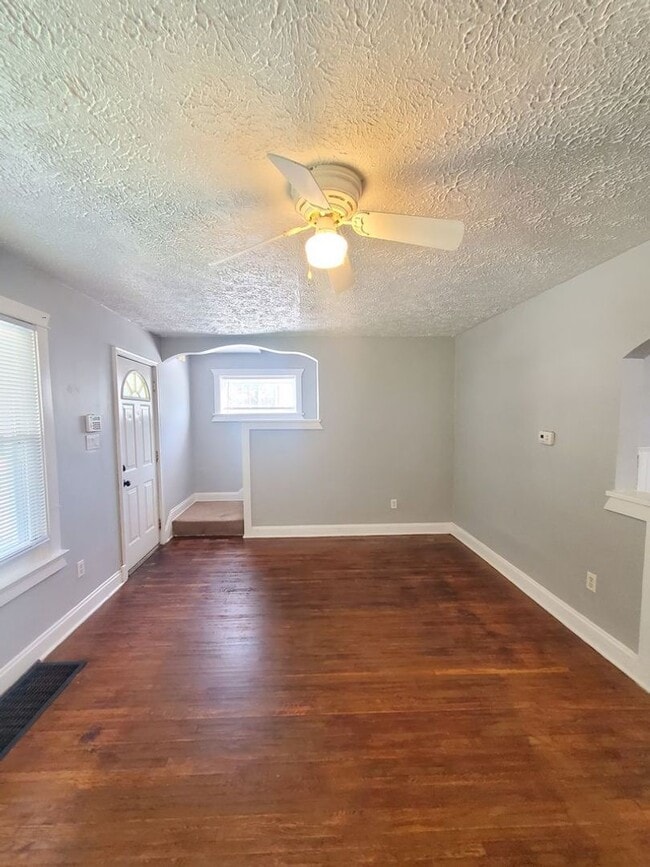 Building Photo - 2 BEDROOM SINGLE FAMILY HOME