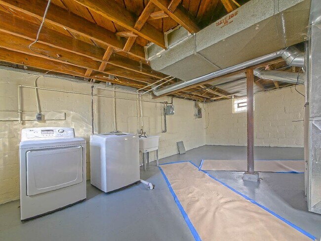 Building Photo - GREAT HOUSE ON BEAUTIFUL STREET GOODYEAR HEIGHTS