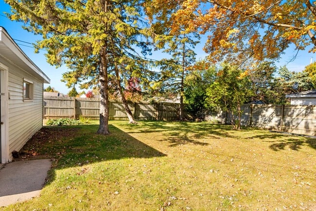 Building Photo - 3 BR 1.5 BA ranch house w/ large garage