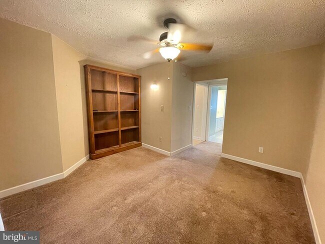 Building Photo - 588 Wakefield Dr