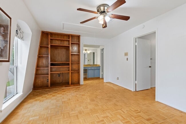 Building Photo - 10728 Briar Forest Dr
