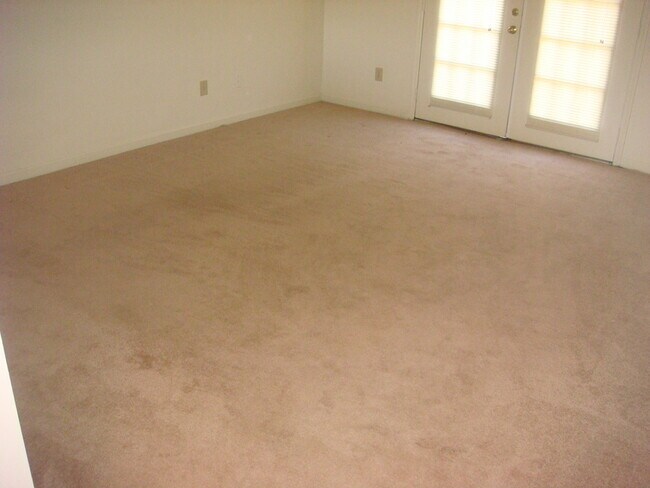 Building Photo - 3 Bedroom/ 2 Bathroom Available in August!