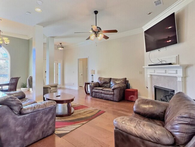 Building Photo - 4 Bed, 2 Full Bath Home w/ In-Ground Pool in Desirable Lake Forest!