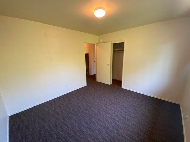 Building Photo - 3158 Moorpark Ave