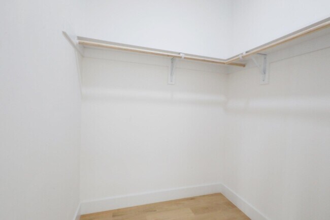Building Photo - 131 Zabriskie St