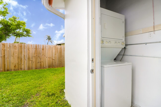 Building Photo - Charming 2Bedroom 2Bath Fully Renovated !