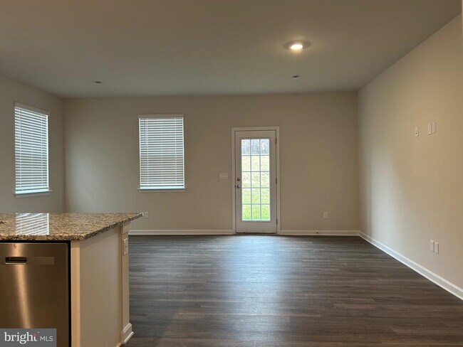 Building Photo - 167 Rae Ct