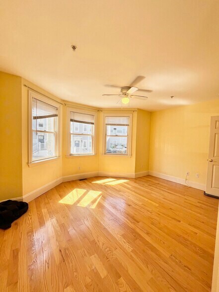 Building Photo - 164 Boylston St
