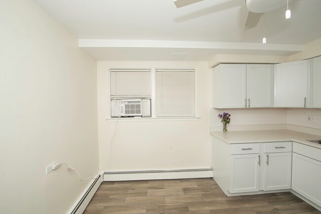 Building Photo - 2402 N 76th Ct