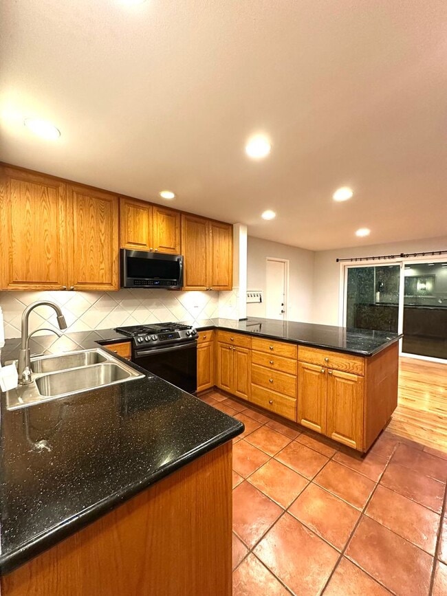 Building Photo - Beautifully updated 4 bedroom home in Gole...