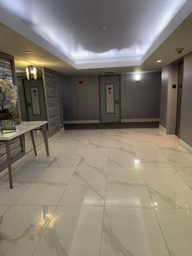 Building Photo - 5055 Collins Ave