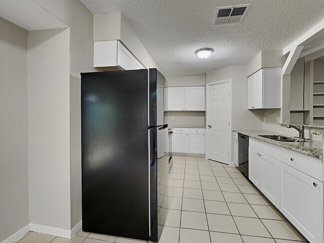 Building Photo - 23123 Bayleaf Dr