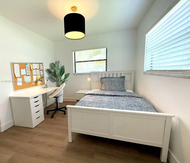 Building Photo - 6250 SW 58th Pl