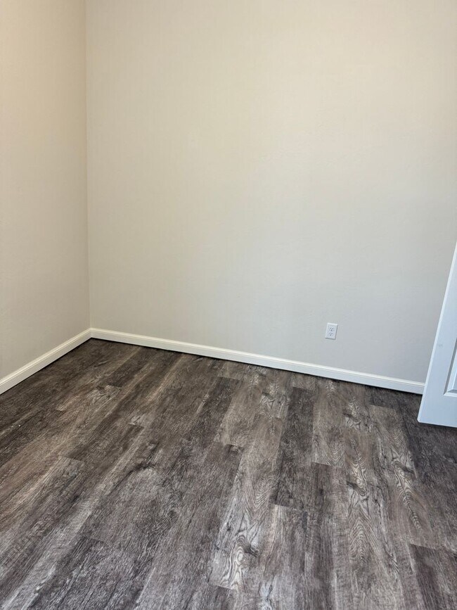 Building Photo - 3 Bed 2 bath with an office in The Enclave