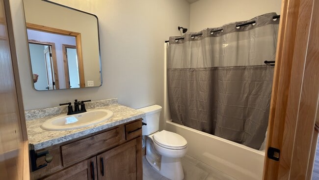 Building Photo - 527 B St