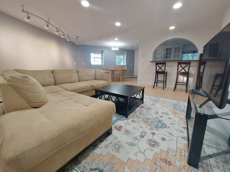 Building Photo - 324 Voter Hill Rd