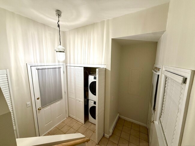 Building Photo - 133 Main St