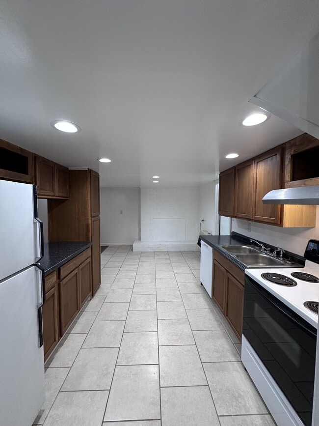 Building Photo - 638 Oakland Dr