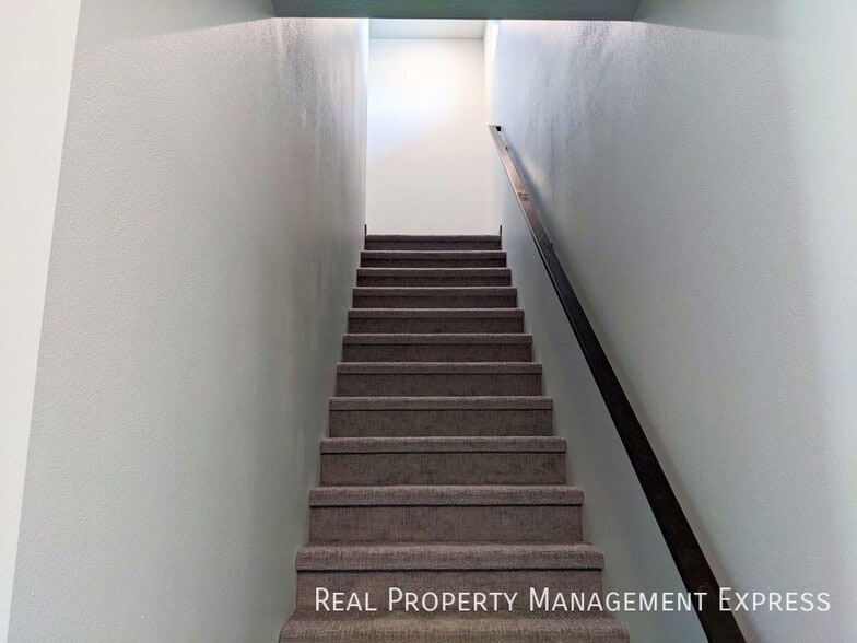 Building Photo - 3 Bedroom 2.5 Bathroom Townhome w/ Attached Garage