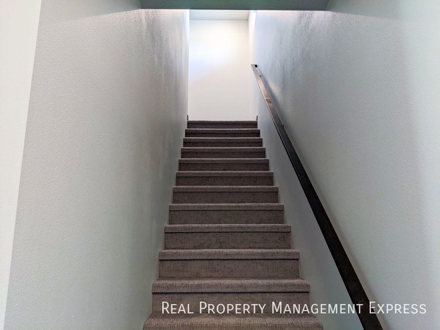 Building Photo - 3 Bedroom 2.5 Bathroom Townhome w/ Attached Garage