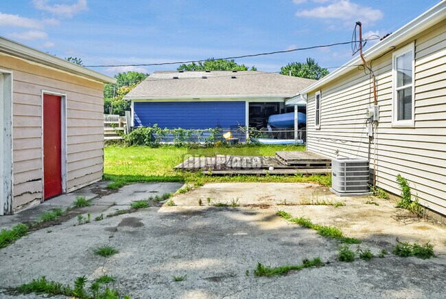 Building Photo - 1822 S Chester Ave