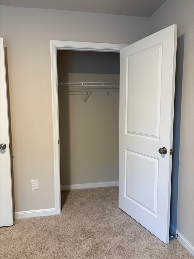 Building Photo - 3 Bedroom 2.5 Bath Townhouse Locust Run Northeastern SD