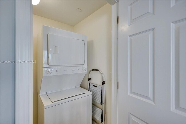 Building Photo - 231 Riverside Dr