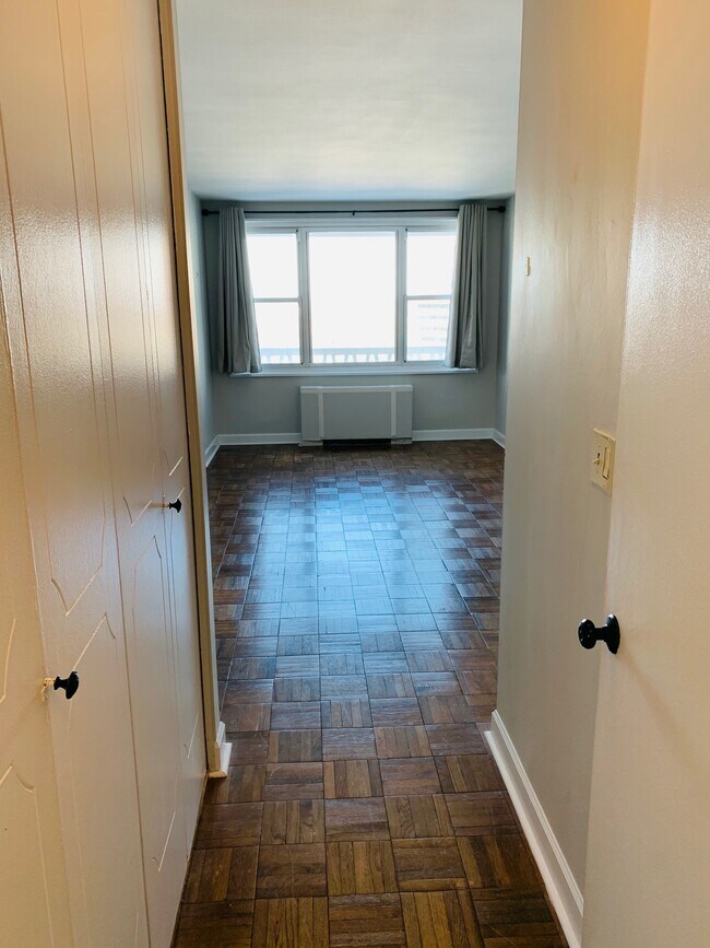 Building Photo - 2000 Linwood Ave