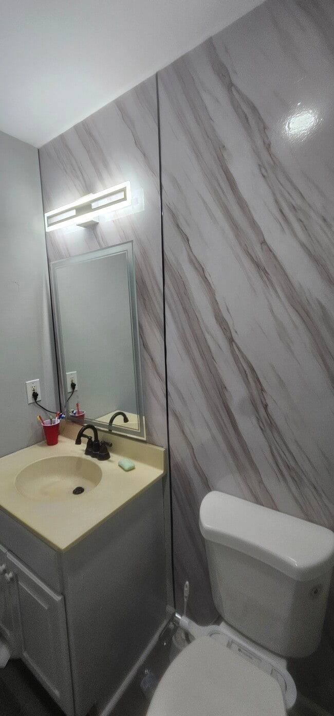 Building Photo - 260 Birchwood Dr