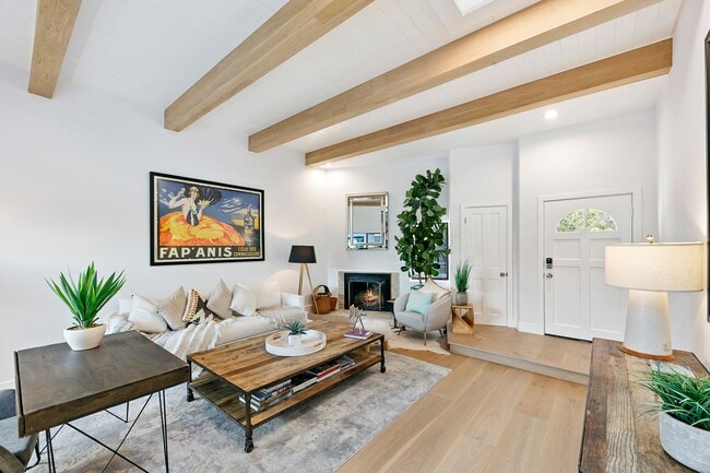 Building Photo - 6502 Dume Dr