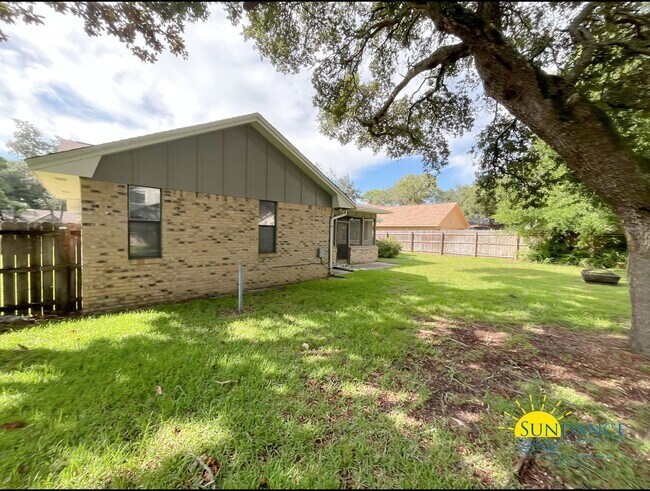 Building Photo - Charming 3-Bedroom Brick Home in Bluewater Bay Community, Caribbean East