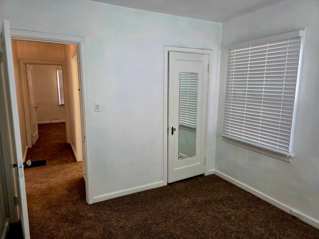 Building Photo - 2528 Beverly St E