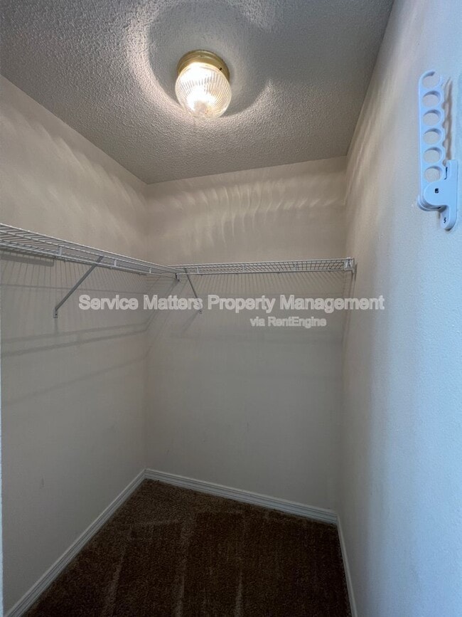 Building Photo - 4925 Hyatt Ln