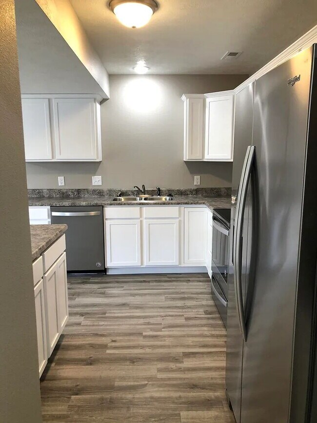 Building Photo - Cute town house with lawncare included!