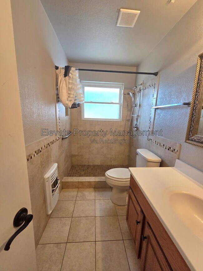 Building Photo - 4820 Del Crest Dr